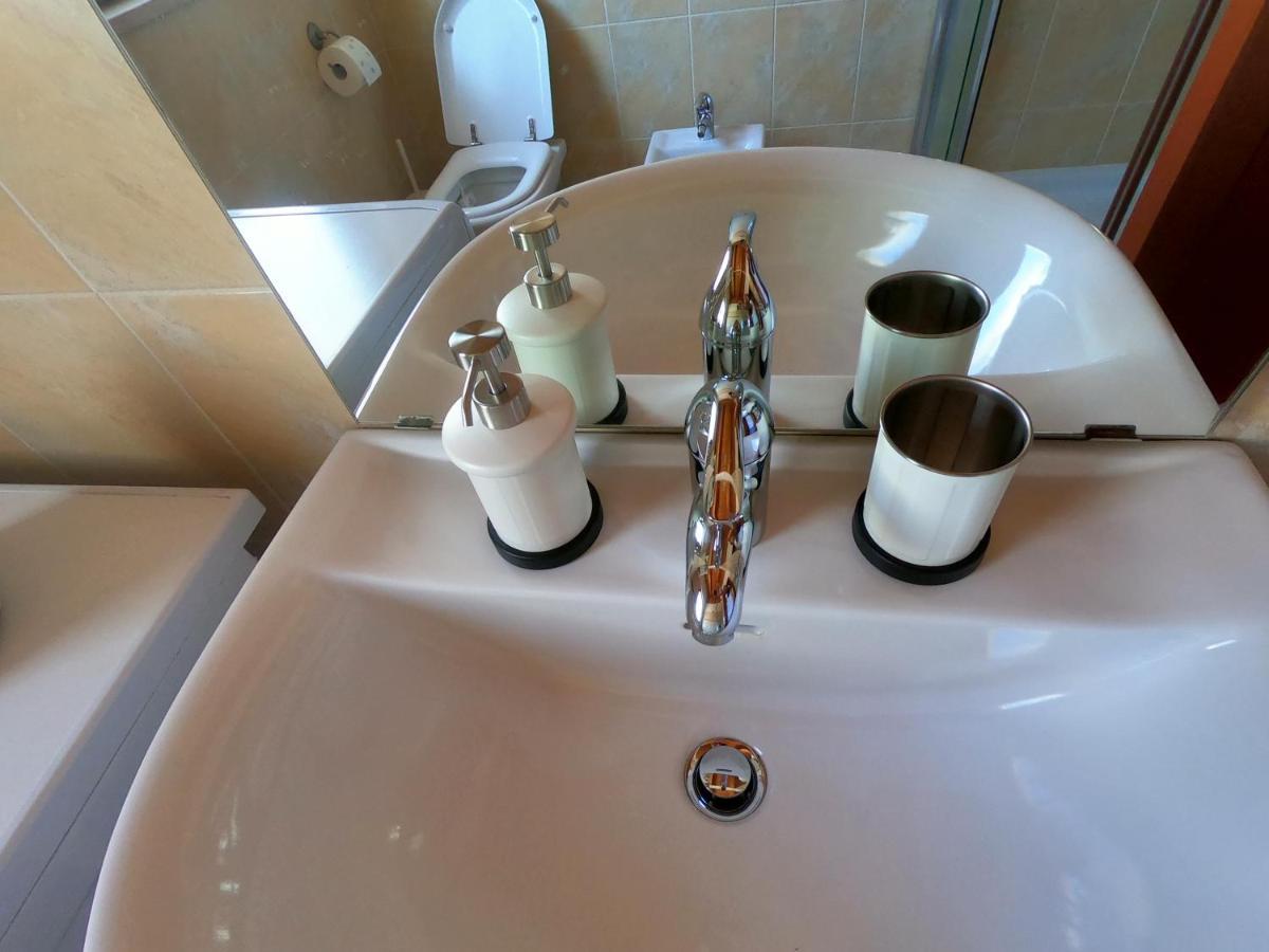 Attico Petfriendly Con Terrazzo, Via Del Borgo Apartment Montesilvano Bagian luar foto