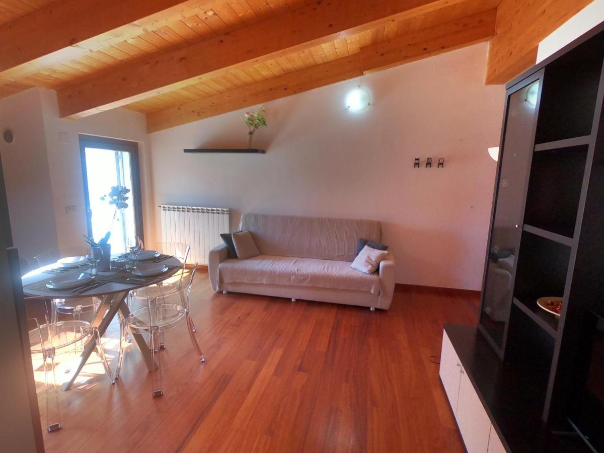 Attico Petfriendly Con Terrazzo, Via Del Borgo Apartment Montesilvano Bagian luar foto