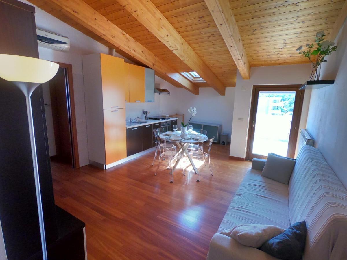 Attico Petfriendly Con Terrazzo, Via Del Borgo Apartment Montesilvano Bagian luar foto