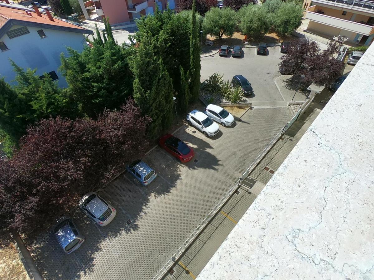 Attico Petfriendly Con Terrazzo, Via Del Borgo Apartment Montesilvano Bagian luar foto