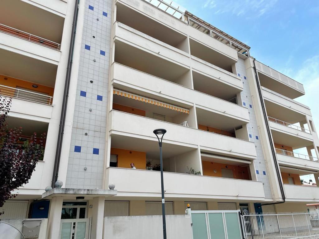 Attico Petfriendly Con Terrazzo, Via Del Borgo Apartment Montesilvano Bagian luar foto