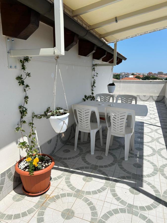 Attico Petfriendly Con Terrazzo, Via Del Borgo Apartment Montesilvano Bagian luar foto